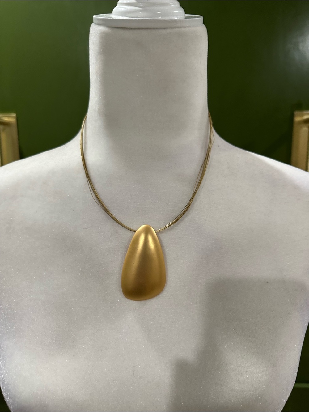 Premier gold medallion necklace - Picture 2 of 2